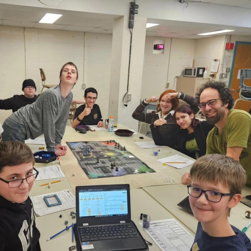 Séance de Donjons & Dragons animée par un MJ, groupe rassemblé autour d'une carte de bataille