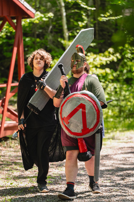 Guerriers en costume au grandeur nature, forêt du Domaine de la Butte